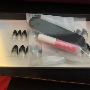 Black and glitter glue on nails